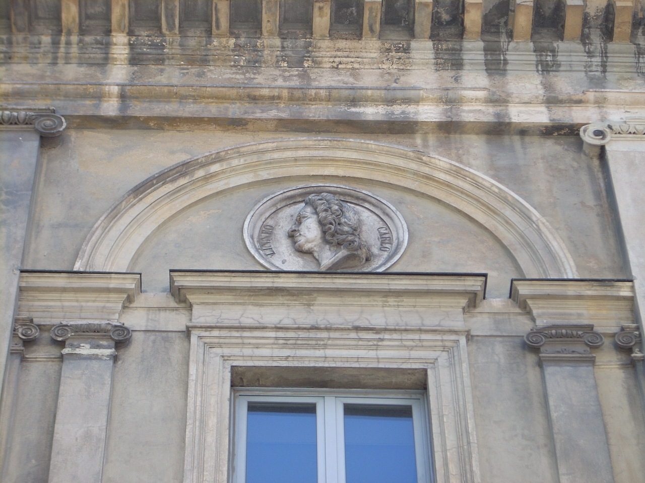 Carl%20Linnaeus%20bas-relief%2C%20Old%20Ospedale%20Maggiore%2C%20Vercelli%2C%20Italy%20-%2001.JPG